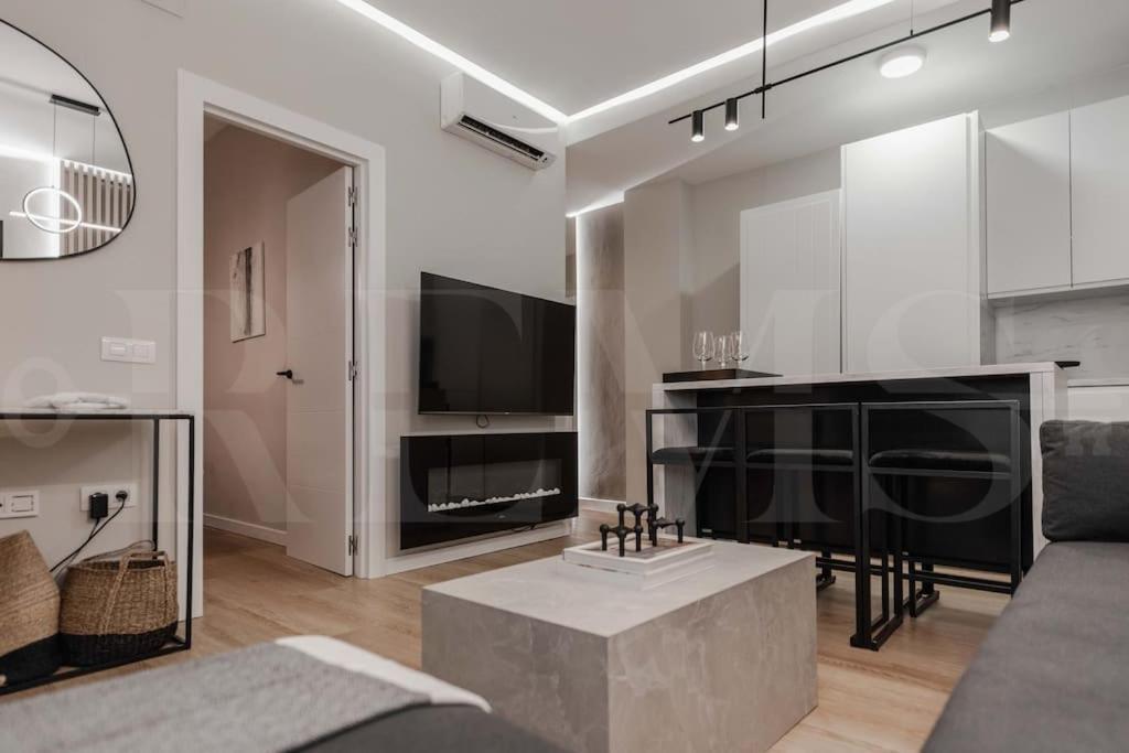 Contemporary Minimalist Apartment By Rems มาลากา ภายนอก รูปภาพ