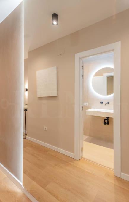 Contemporary Minimalist Apartment By Rems มาลากา ภายนอก รูปภาพ